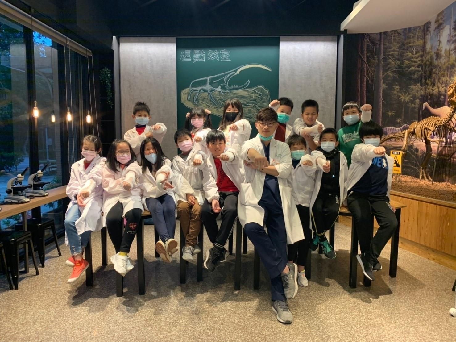 逗點教室結合集團資源，邀請醫生親臨教育現場，帶領學生進行急救課程與醫學實作，教育與醫療的結合已成為逗點教室的經典課程之一。